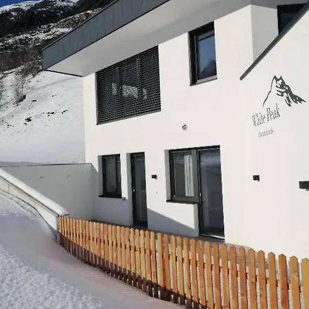 White Peak Apartment