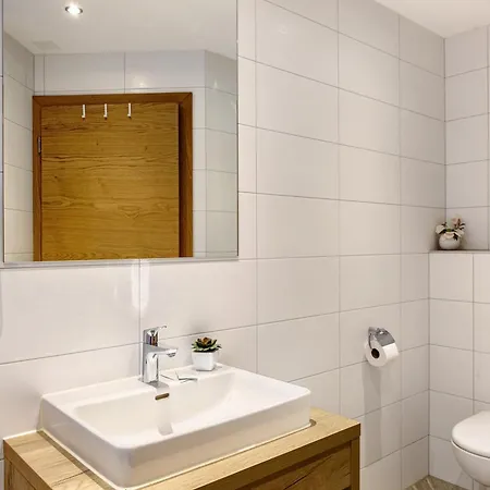 White Peak Apartment *