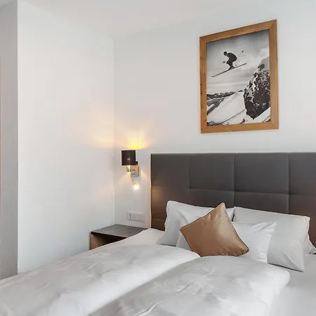 White Peak Apartment *