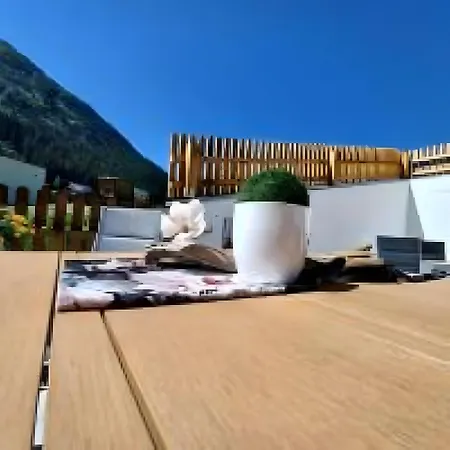 White Peak Apartment